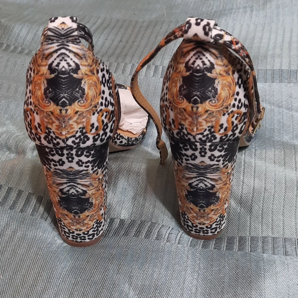 Heels with beautiful print - Picture 3 of 5